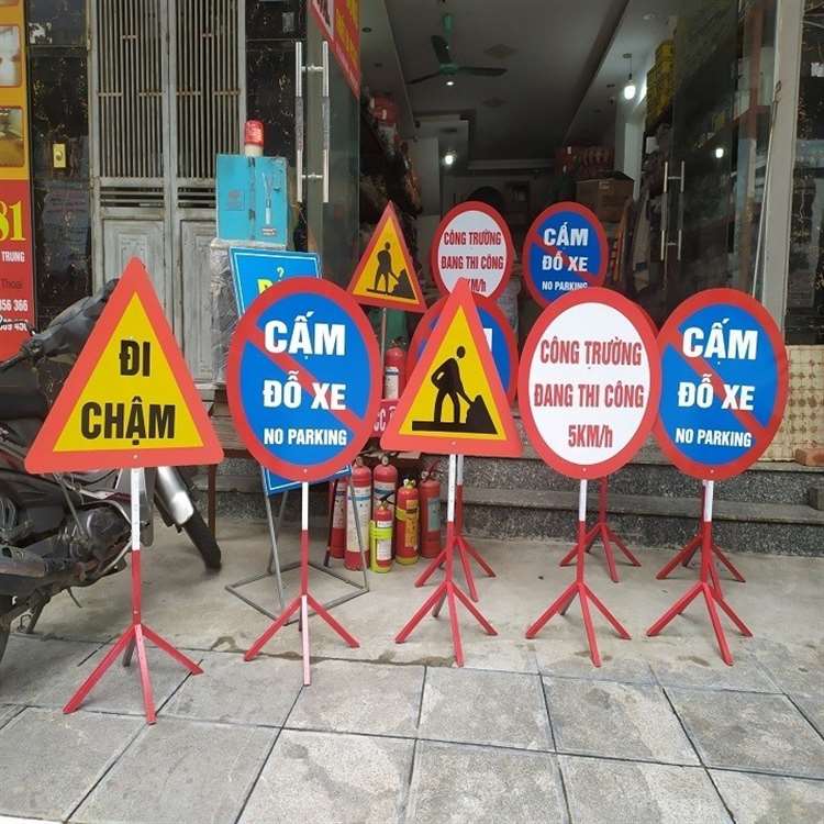 Biển cảnh báo công trường