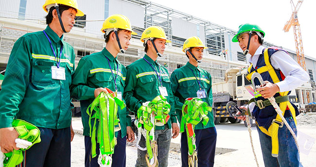 Cách chọn đồng phục công nhân xây dựng mùa hè
